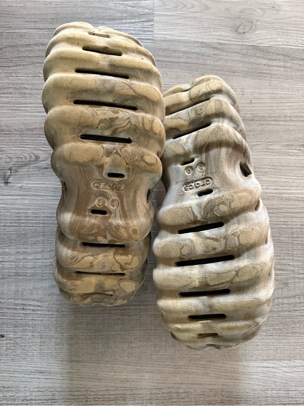 CROCS Marbled Tan and Gray Slide Sandals - Picture 4 of 7